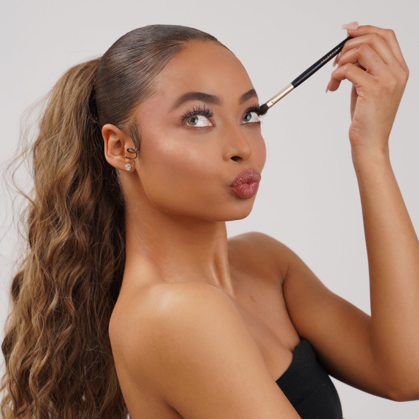Seamless Small Chisel Fluff Brush